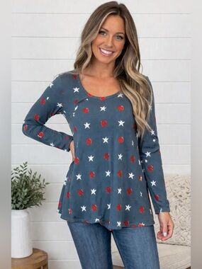 LuLaRoe Star and Roses Patterned Long Sleeve Lynnae Shirt